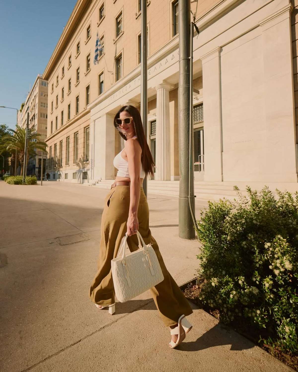 Η Χριστίνα Μπόμπα σε βόλτα στην πόλη