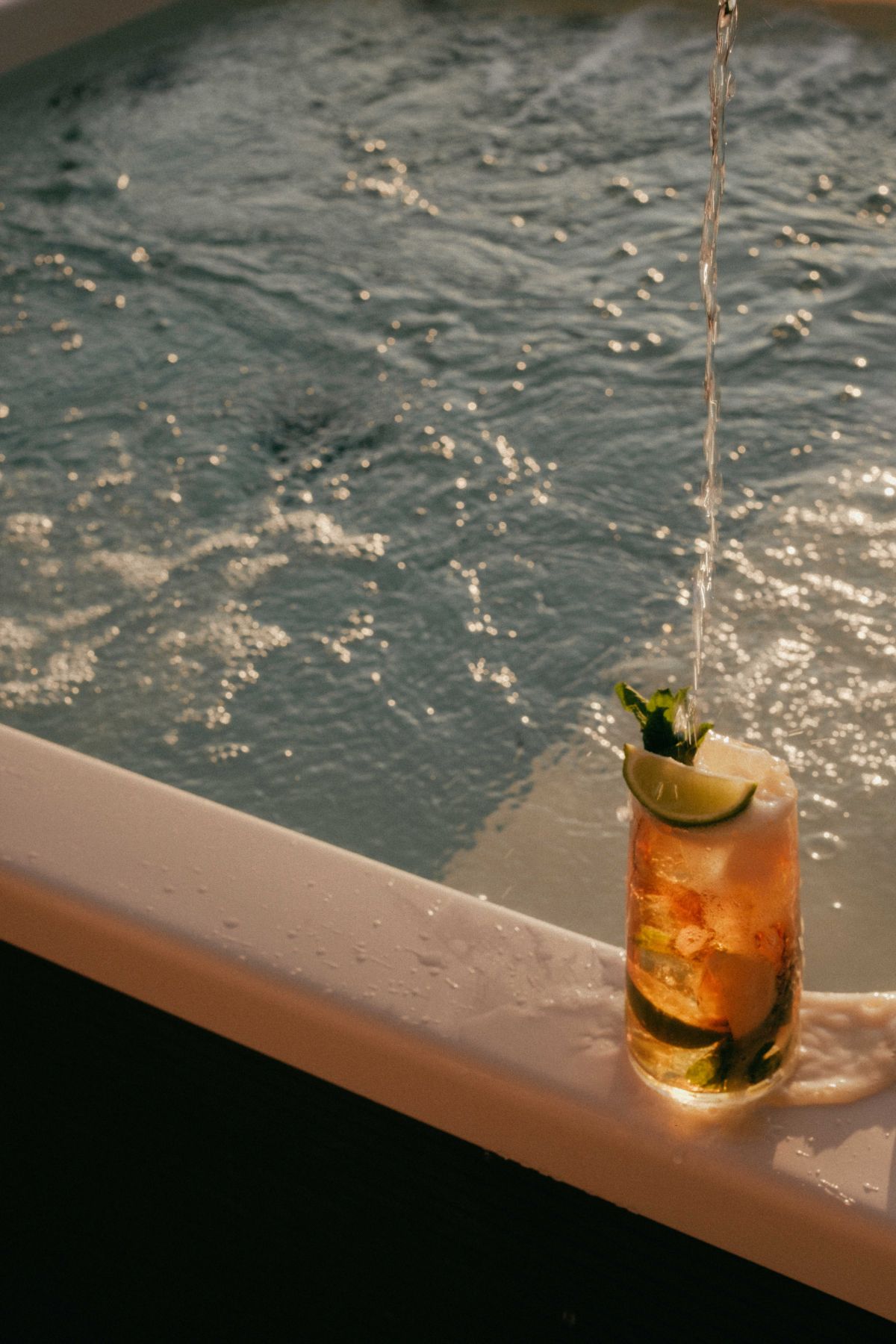 Απόλυτη χαλάρωση στο τζακούζι του Ela tinos