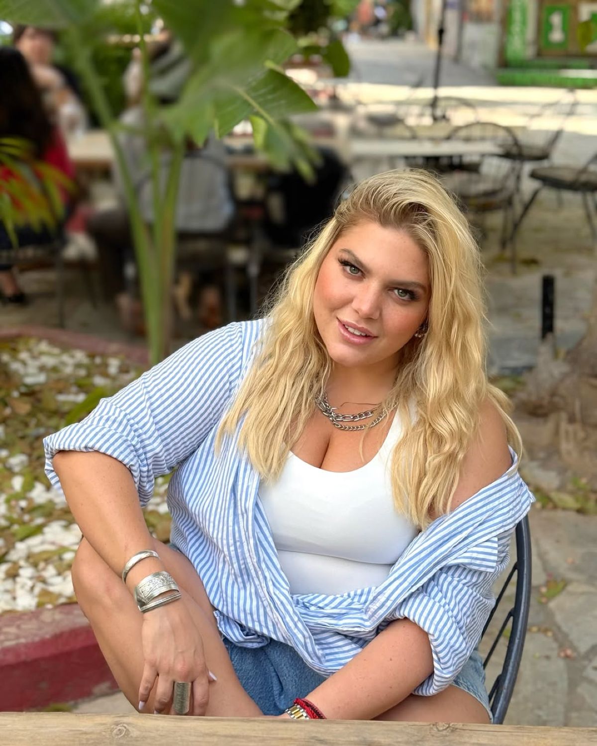 Η Δανάη Μπάρκα με ξανθό μαλλί