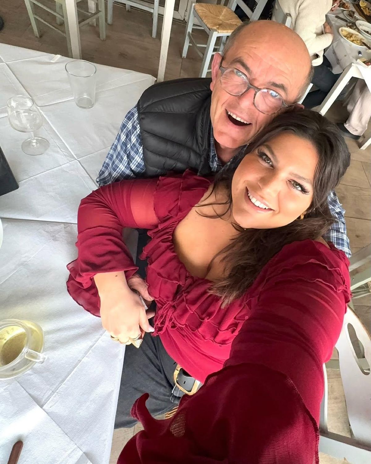 Η Δανάη Μπάρκα αγκαλιά με τον μπαμπά της, Νώντα