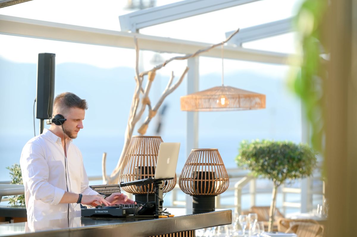Dj στο rooftop του mywayhotel