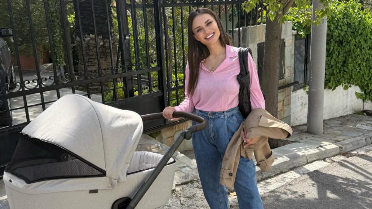 Η Ελένη Τσολάκη με το καρότσι του μωρού της