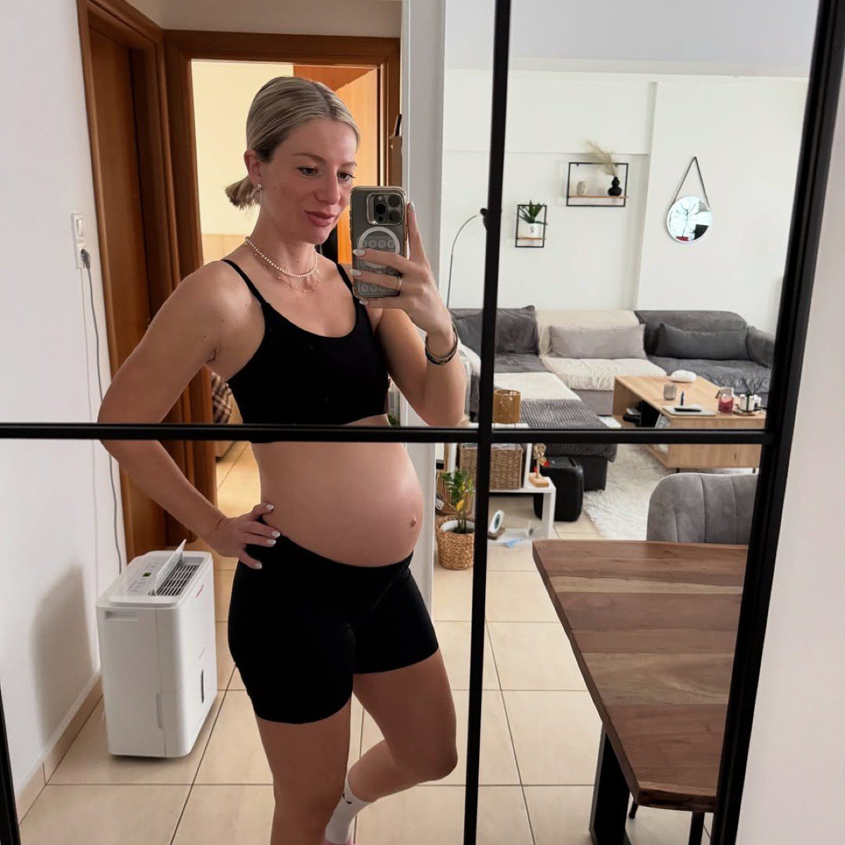 Η Ελένη Χαμπέρη με ακόμη φουσκωμένη κοιλίτσα