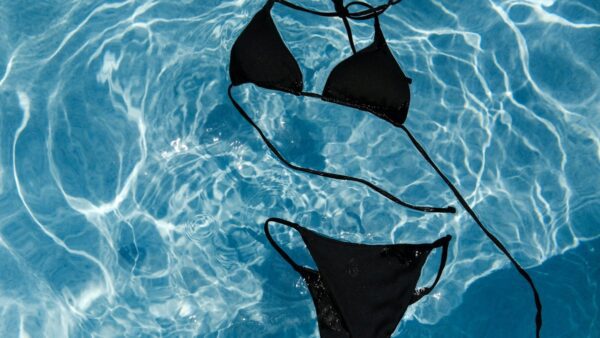 Μια πισίνα με ένα μαύρο μπικίνι μέσα