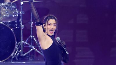 Η Μαρίνα Σάττι με το μικρόφωνο στο χέρι