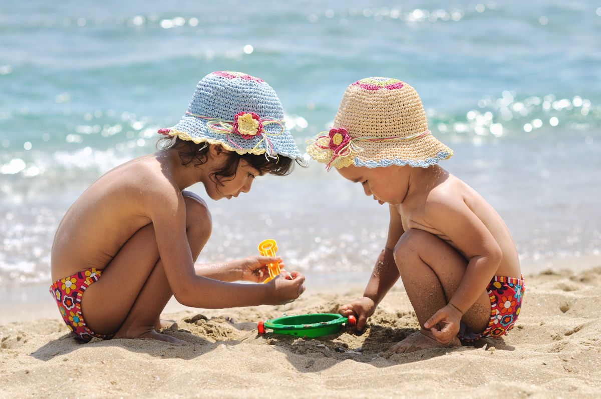 Παιδιά που παίζουν στη θάλασσα