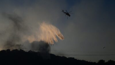 Ελικόπτερο ρίχνει νερό