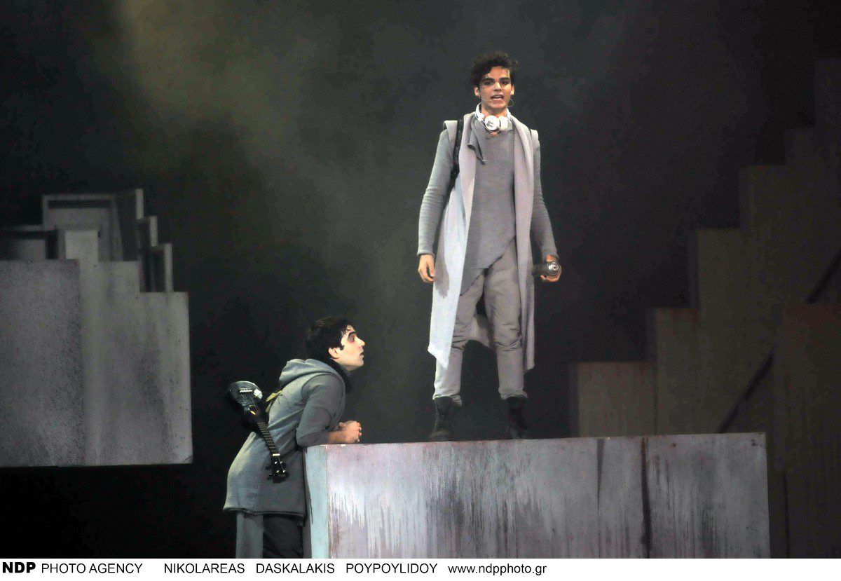 Ο Γιάννης Τσουμαράκης στο θέατρο 