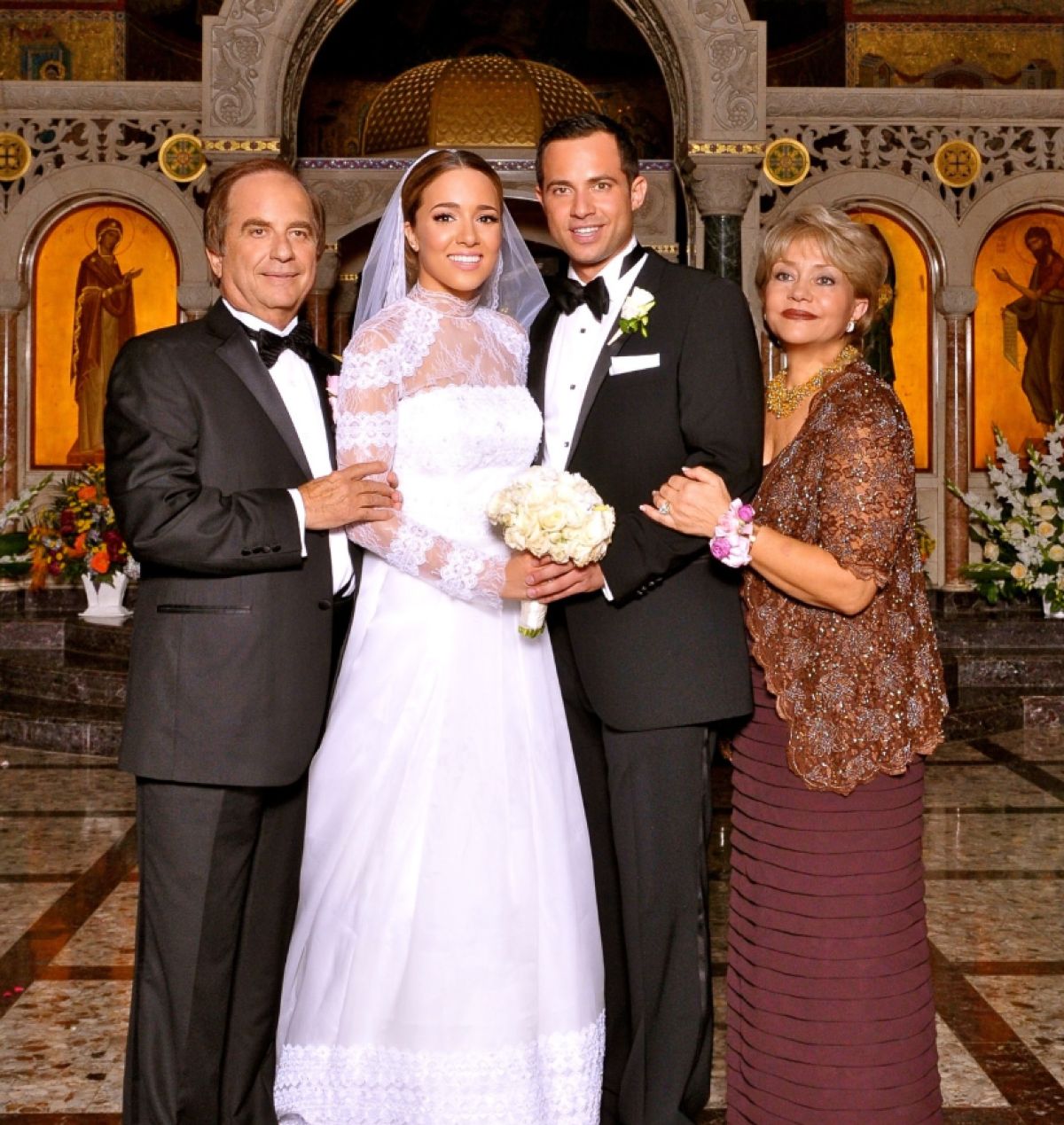 Η Καλομοίρα με τον Μπούσαλη στο γάμο τους με τους γονείς του καλού της