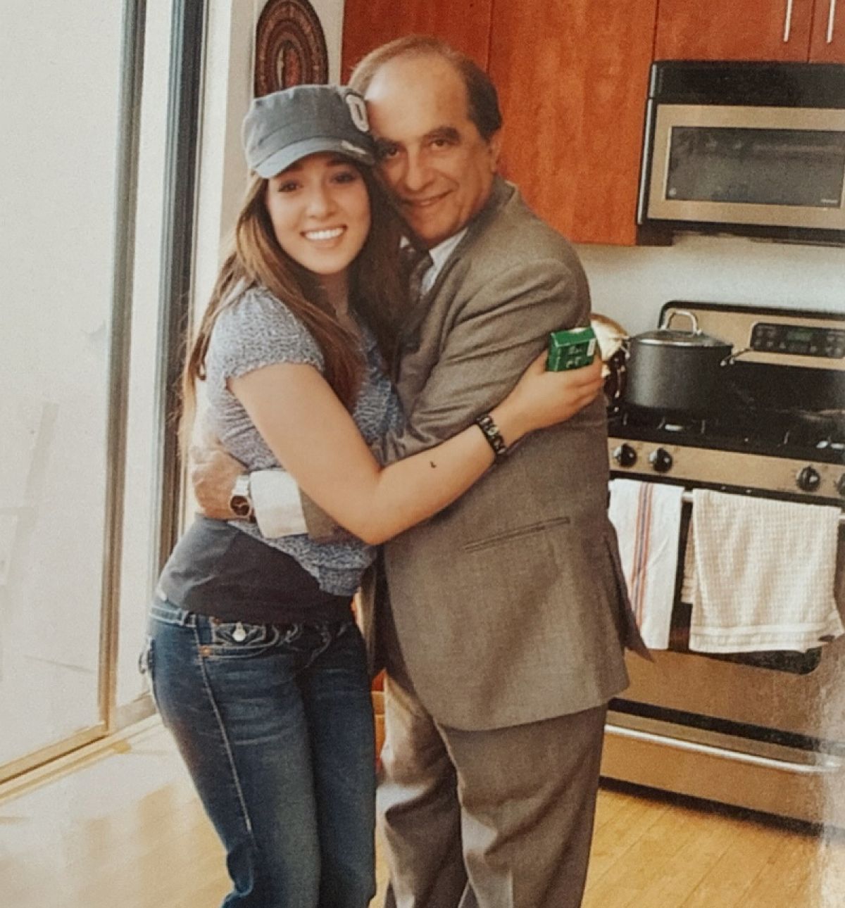 Η Καλομοίρα αγκαλιά με τον πεθερό της