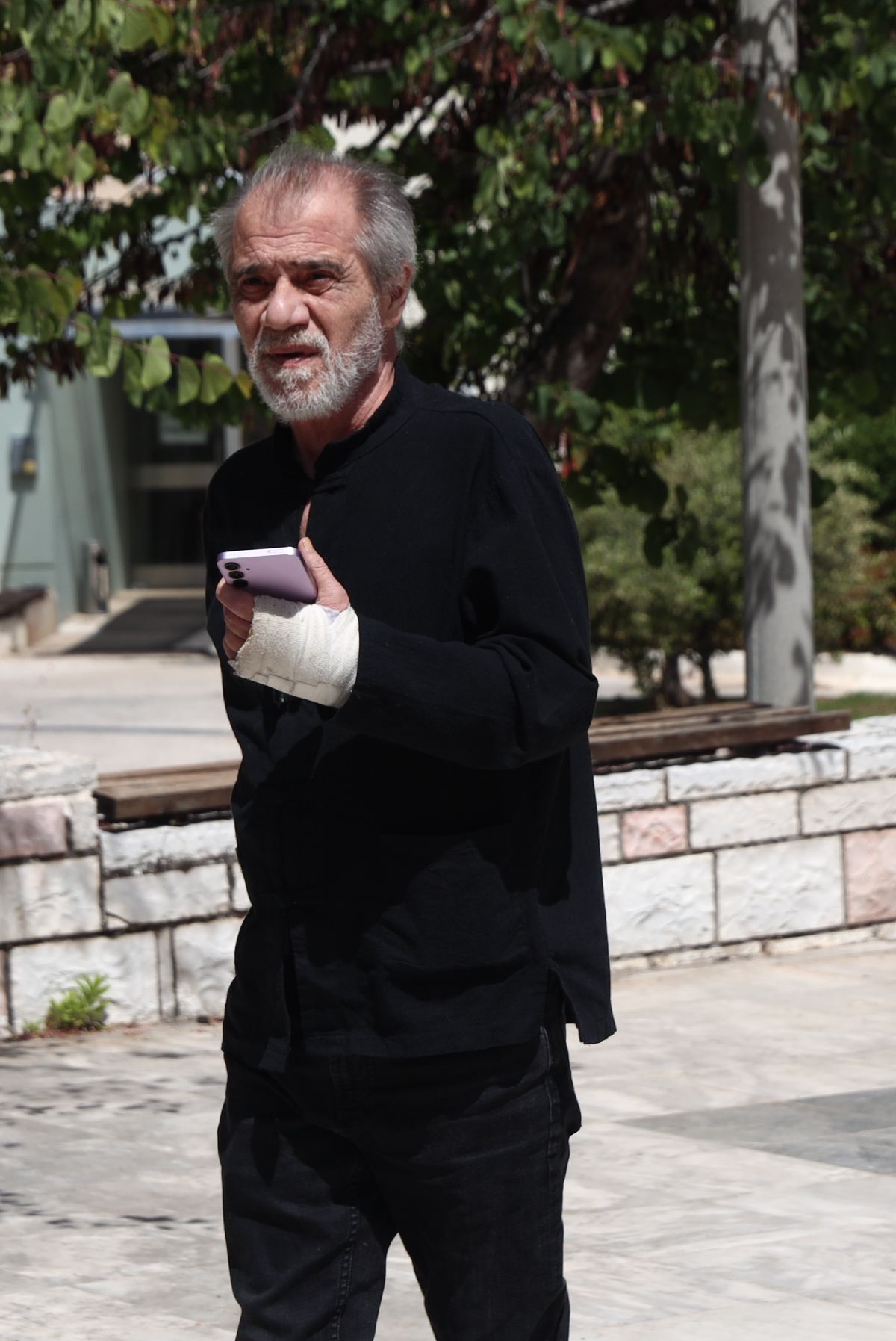 Ηθοποιός στην κηδεία του Νίκου Γαλανού