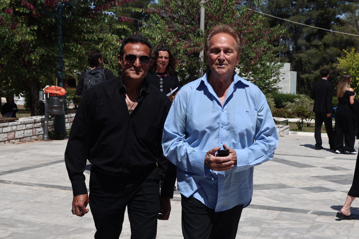 Παρευρισκόμενοι στην κηδεία του Νίκου Γαλνού