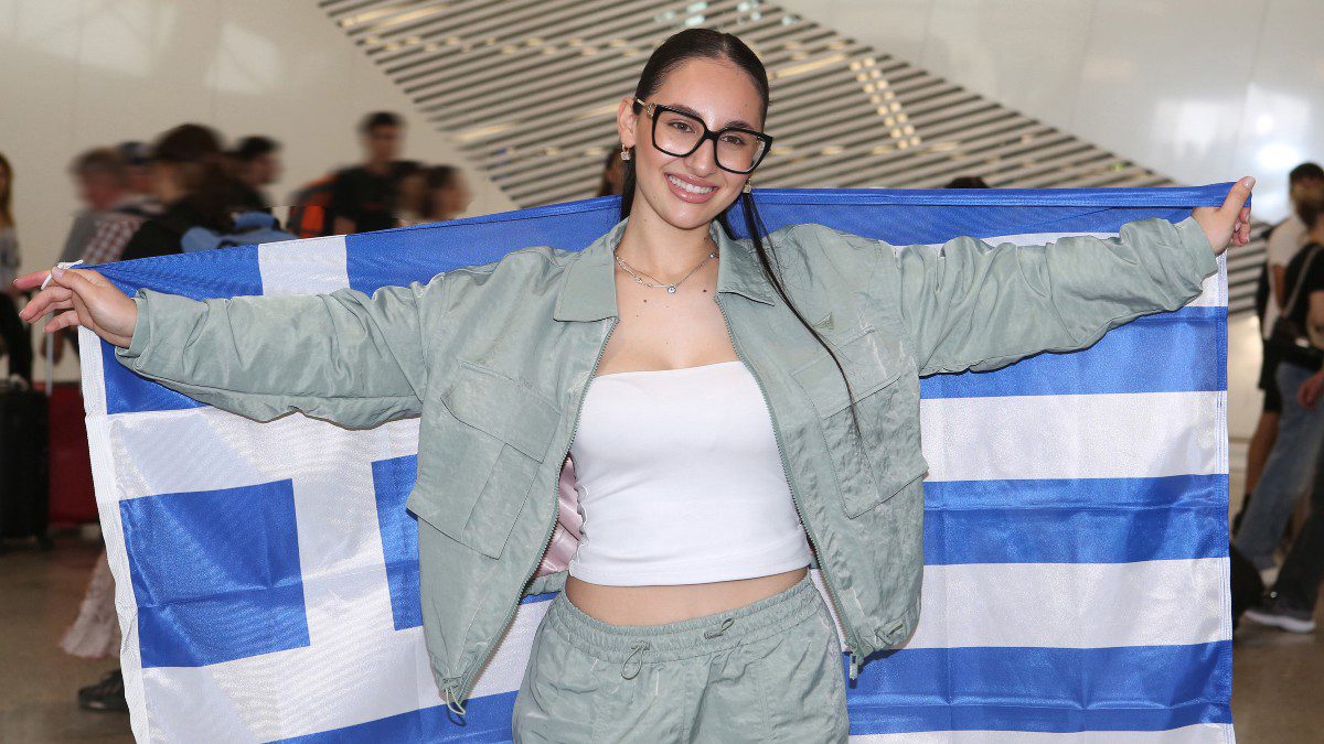 Η Klavdia με την ελληνική σημαία