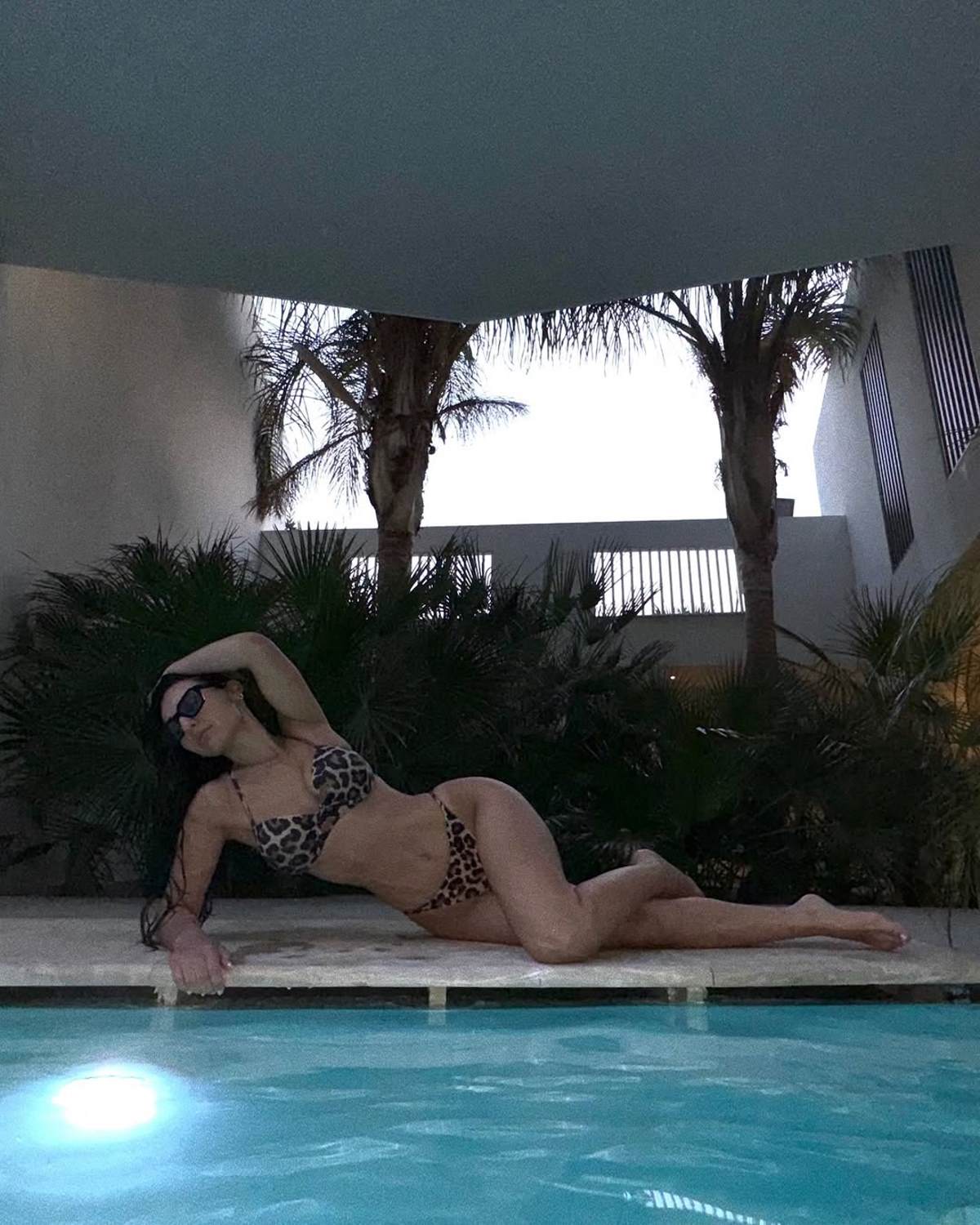 Η Klavdia ποζάρει με λεοπάρ μαγιό