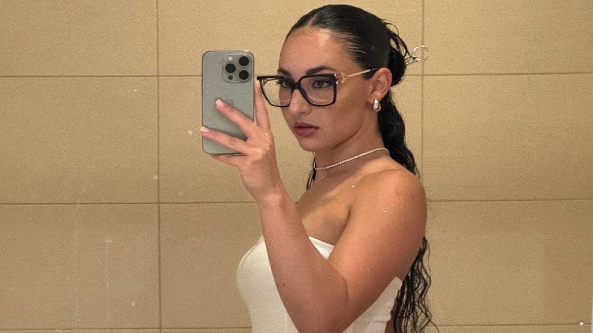 H Klavdia βγάζει σέλφι