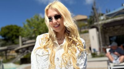 Η Κωνσταντίνα Σπυροπούλου με γυαλιά ηλίου