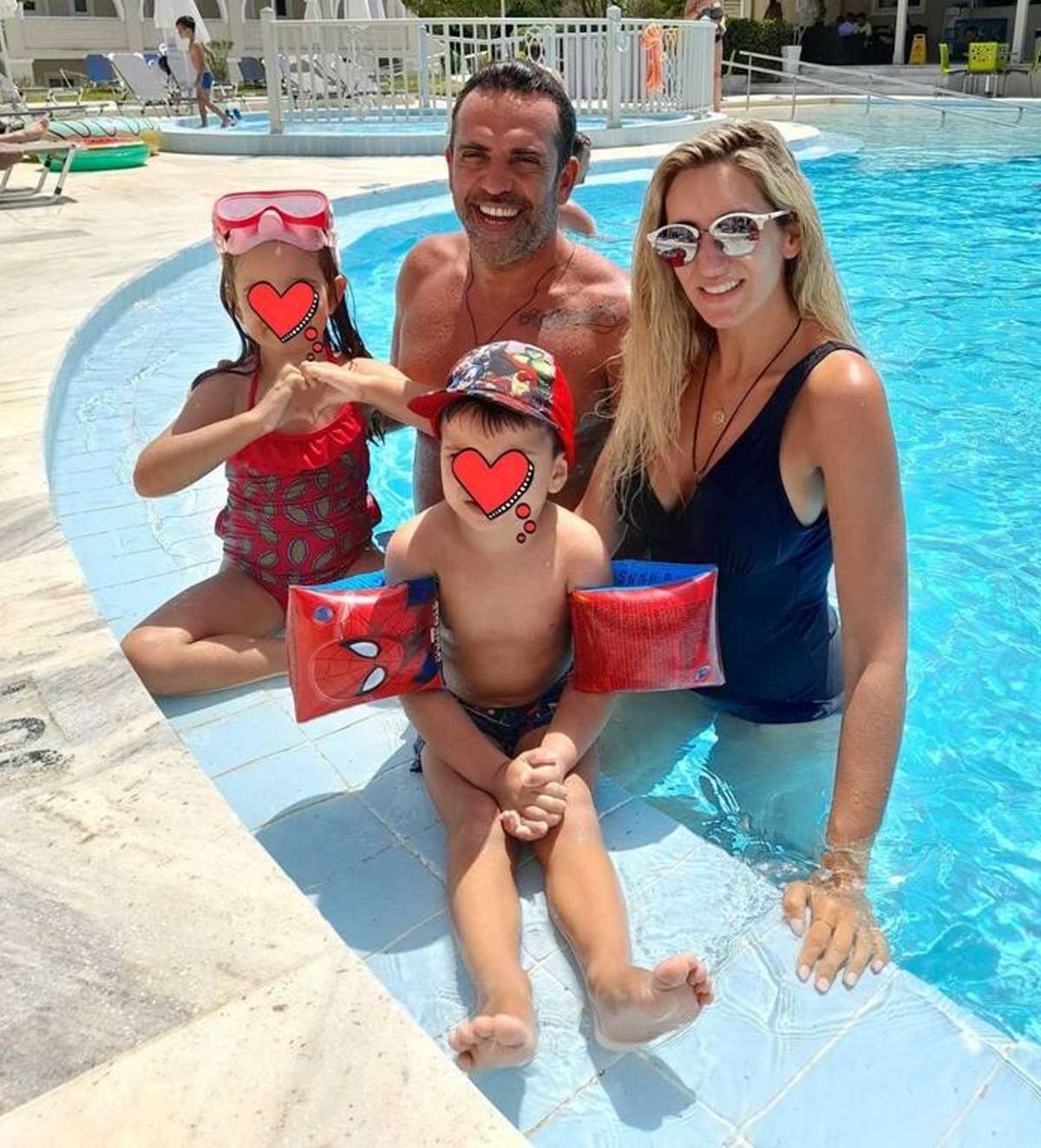 Ο Στέφανος Κωνσταντινίδης με την οικογένειά του στη Ζάκυνθο