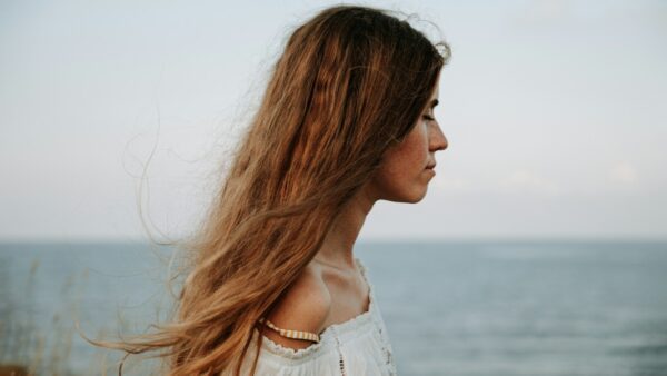 μια κοπέλα κοιτάει το άπειρο