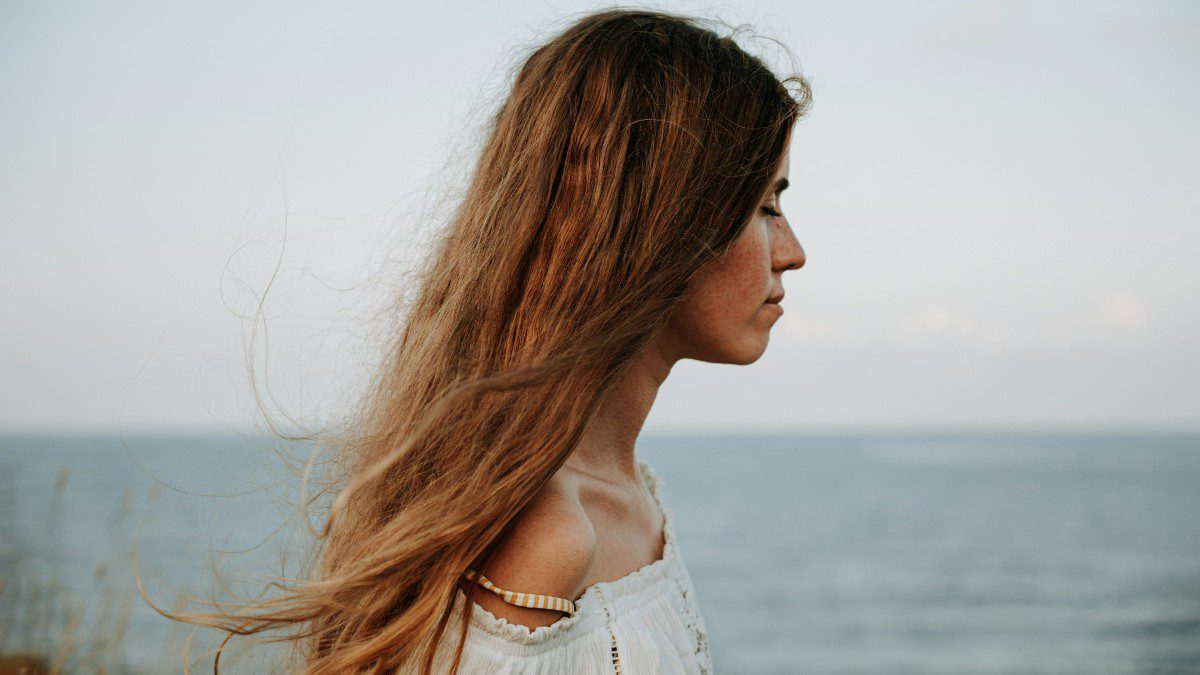 μια κοπέλα κοιτάει το άπειρο