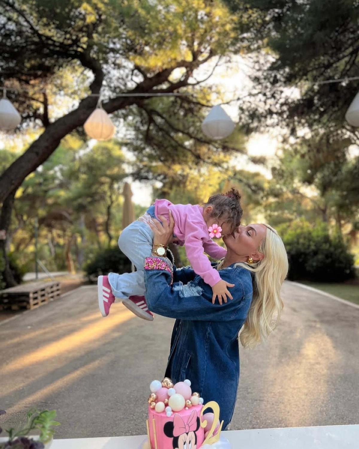 Η Ιωάννα Μαλέσκου με την κόρη της στα γενέθλιά της