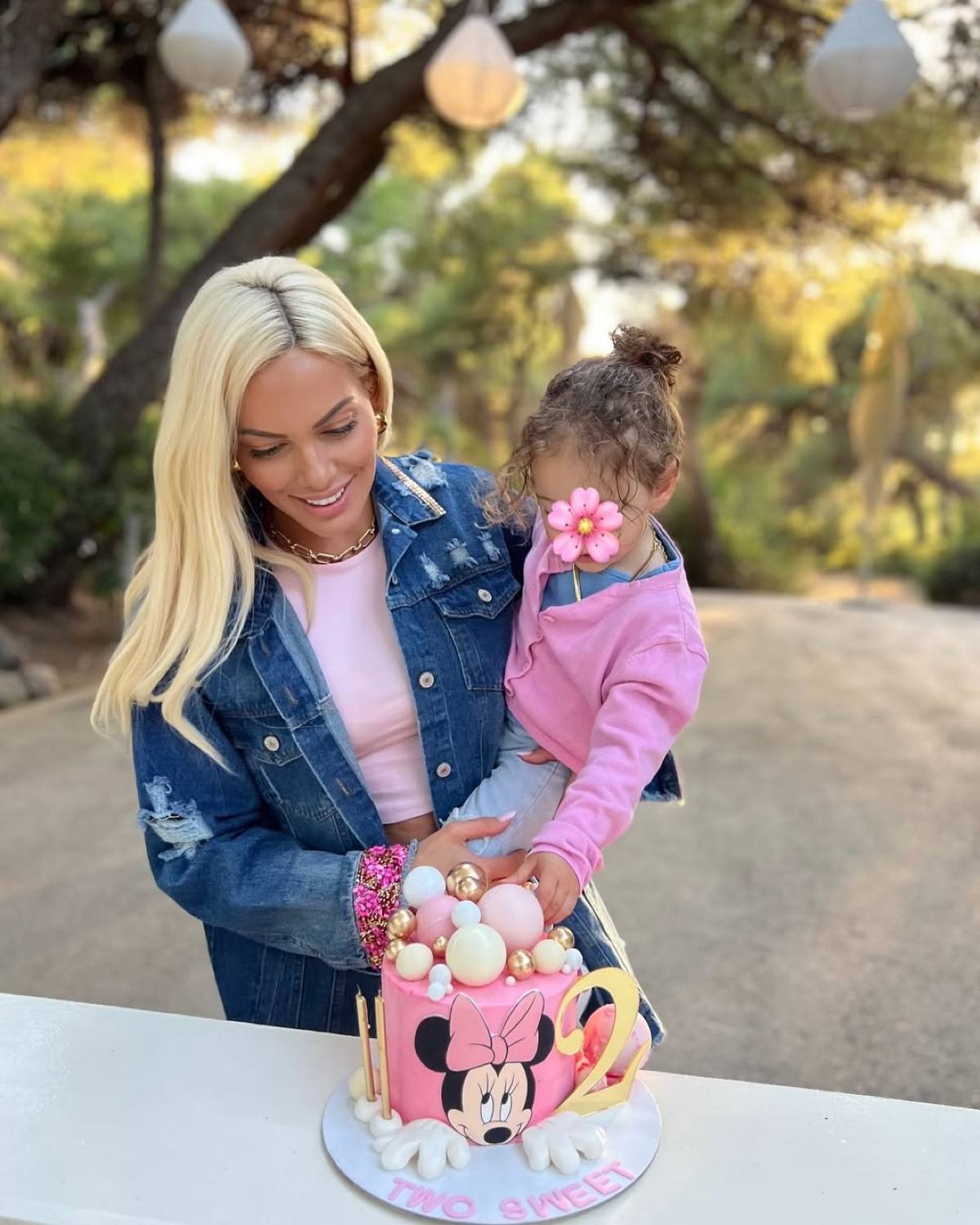 Η Ιωάννα Μαλέσκου με την κόρη της στα γενέθλιά της