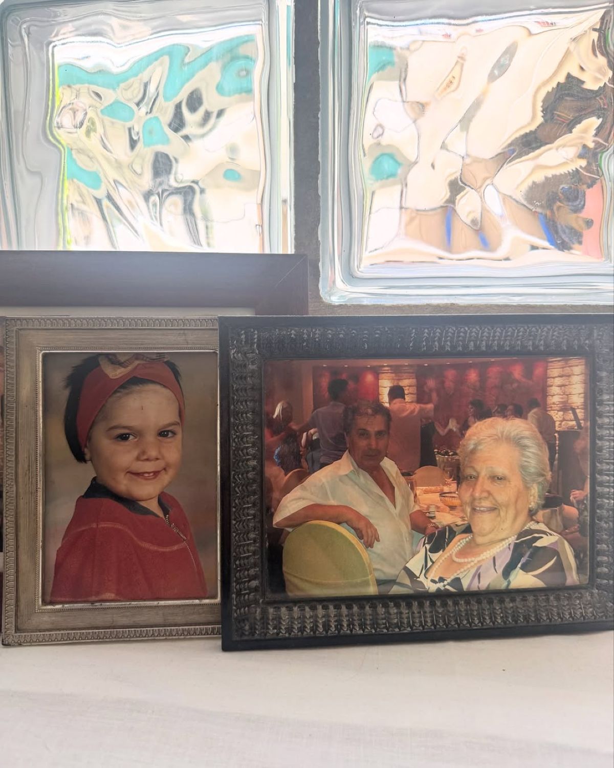 Κορνίζες της Δανάης Μπάρκα και της γιαγιάς με τον παππού της