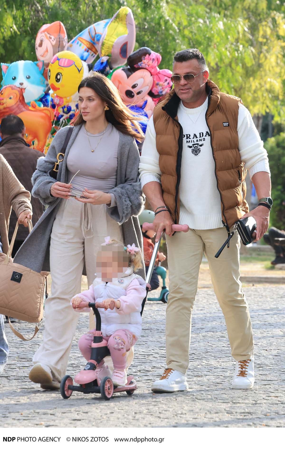 Κώστας Σόμμερ-Βαλεντίνη Παπαδάκη με τα παιδια τους στην Γλυφάδα