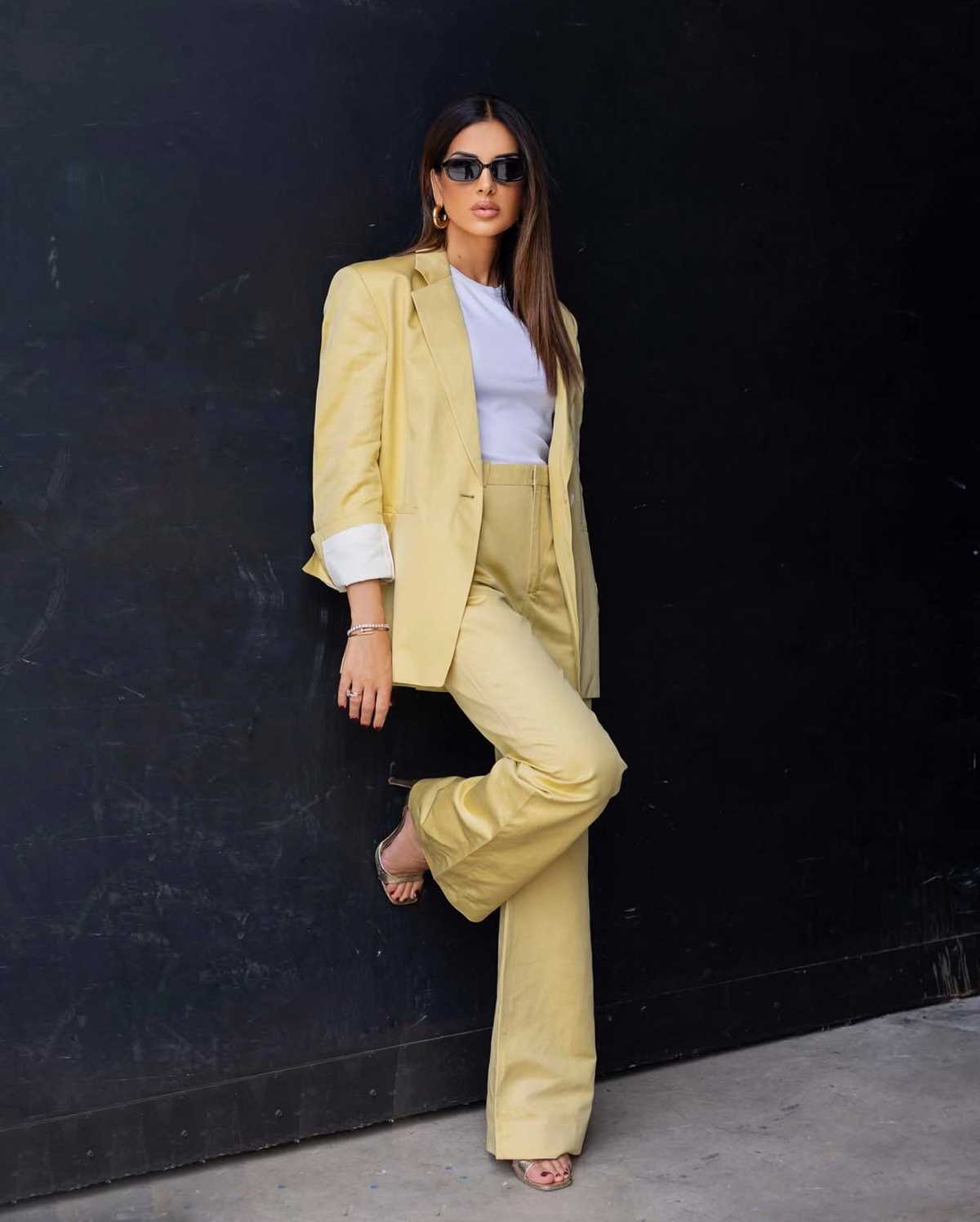 H Σταματίνα Τσιμτσιλή με κίτρινο κοστούμι