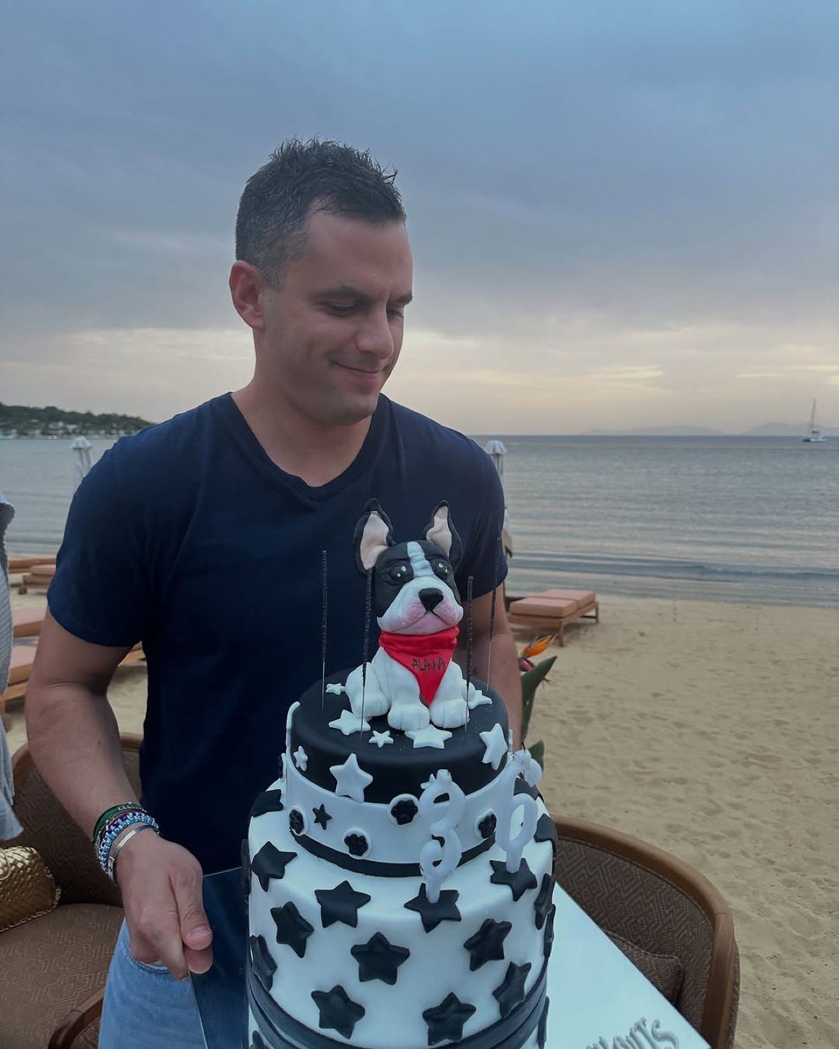 Ο Παναγιώτης Κουτσουμπής με την τούρτα γενεθλίων του