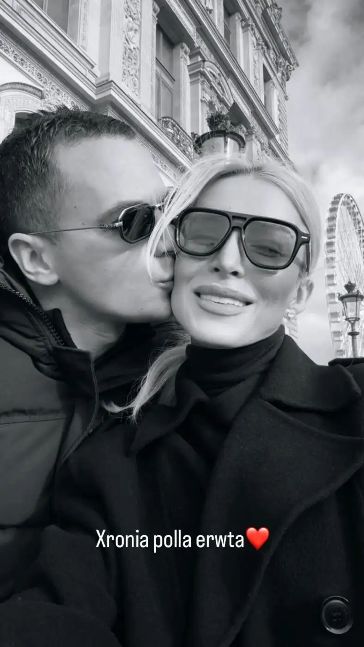 Ο Παναγιώτης Κουτσουμπής φιλάει στο μάγουλο την Κατερίνα Καινούργιου