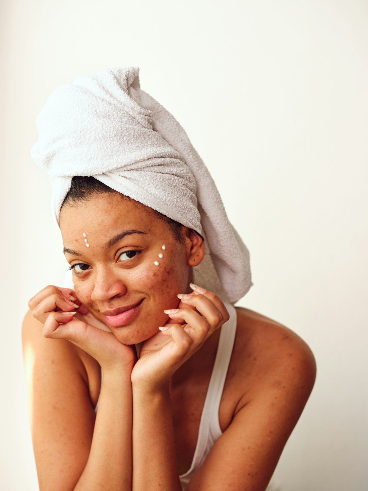 Μια κοπέλα κάνει περιποίηση προσώπου