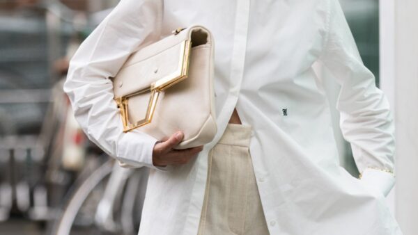 λινό το καλοκαίρι στον δρόμο