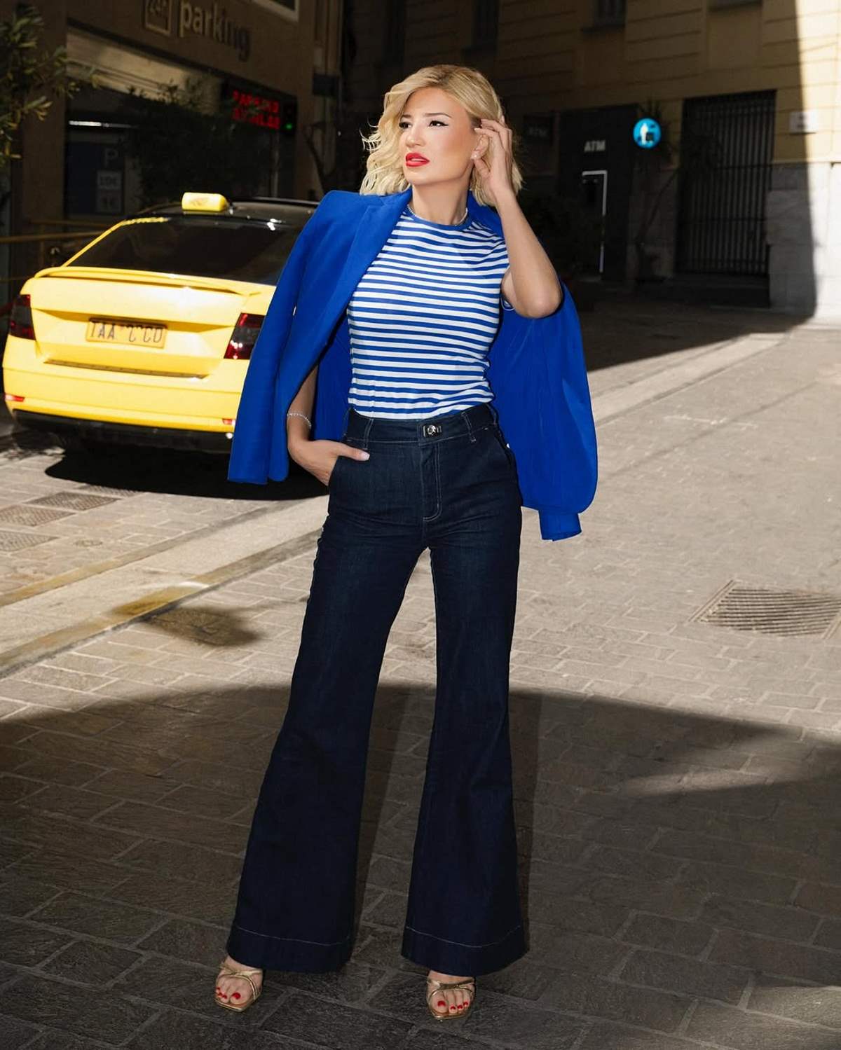 Η Φαίη Σκορδά με ριγέ μπλούζα