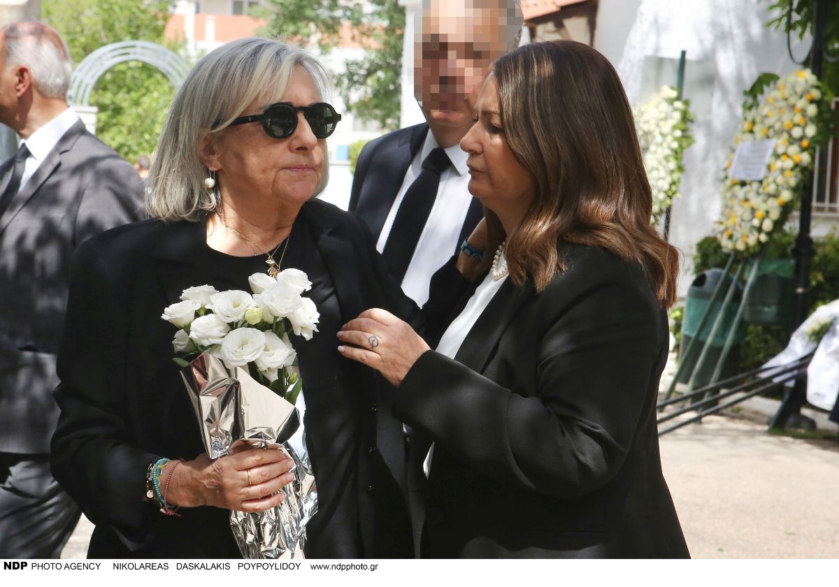 Η σύζυγος του Πέτρου Μολυβιάτη στην κηδεία του