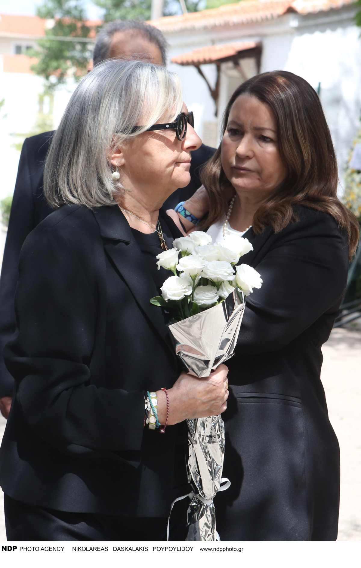 Η σύζυγος του Πέτρου Μολυβιάτη στην κηδεία του