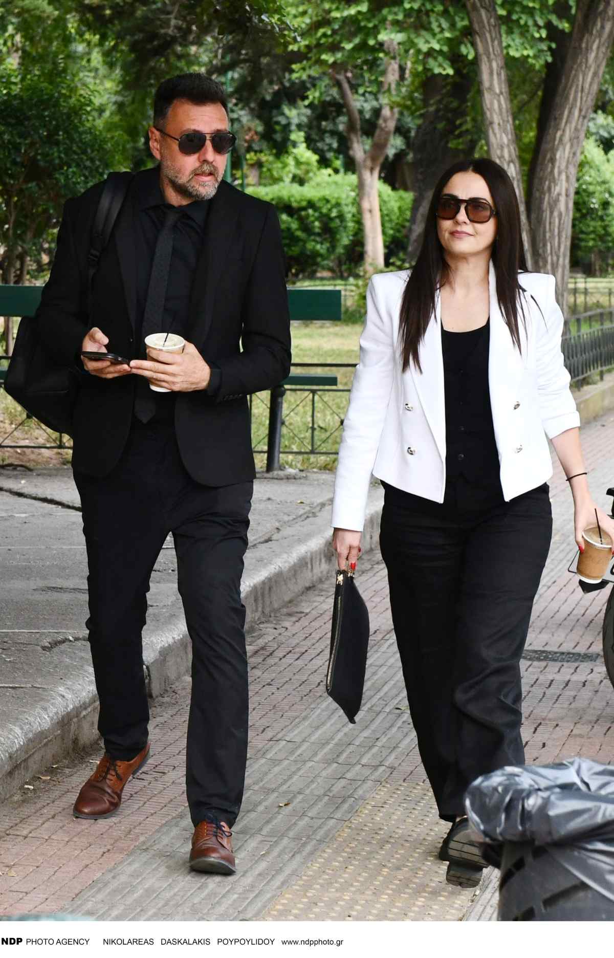 Ο Μάνος Παπαγιάννης μαζί με την Αγγελική Δαλιάνη έξω από τα δικαστήρια