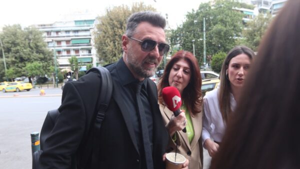 Ο Μάνος Παπαγιάννης έξω από τα δικαστήρια