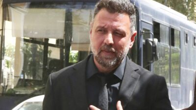 Ο Μάνος Παπαγιάννης έξω από τα δικαστήρια