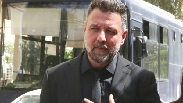 Ο Μάνος Παπαγιάννης έξω από τα δικαστήρια