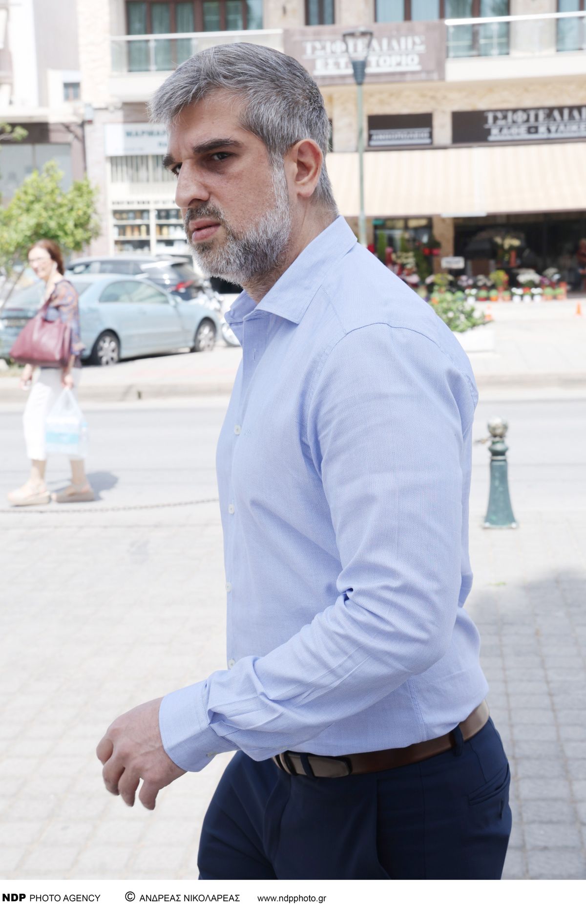 Ο Μάνος Θεοφίλου στην κηδεία του πατέρα του