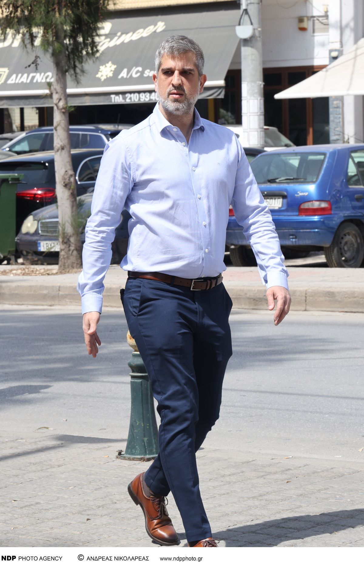 Ο Μάνος Θεοφίλου στην κηδεία του πατέρα του, Αχιλλέα