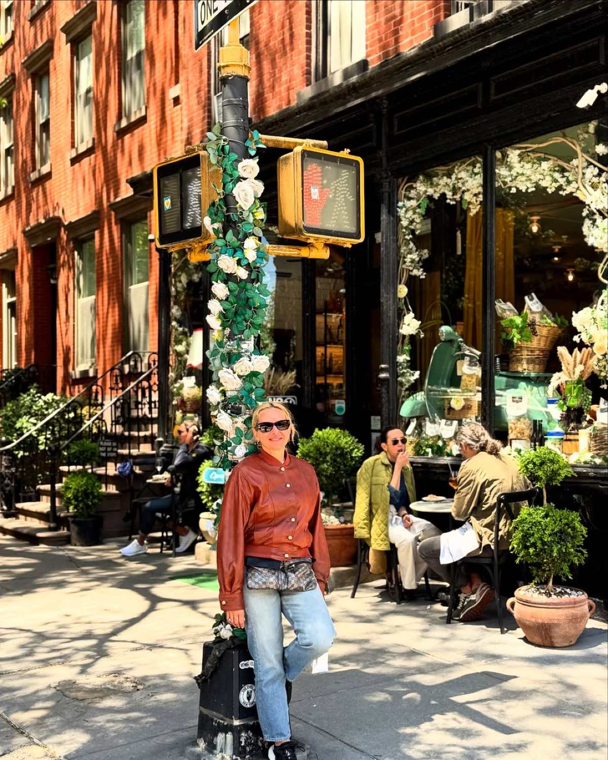 Η Μαρία Μπεκατώρου στη Νέα Υόρκη μπροστά από μαγαζιά