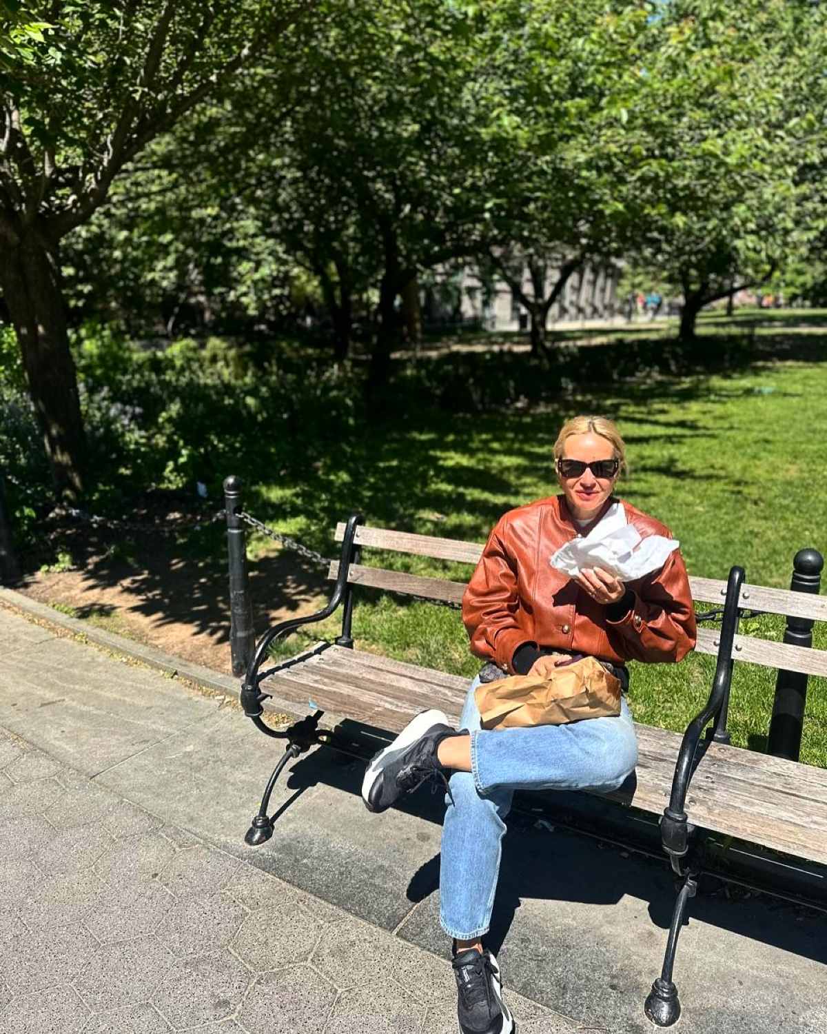 Η Μαρία Μπεκατώρου στη Νέα Υόρκη σε πάρκο