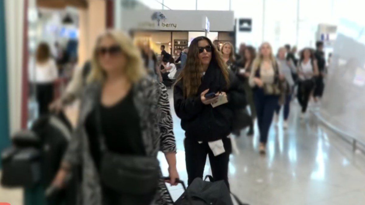 Η Μαρίνα Σάττι στο αεροδρόμιο
