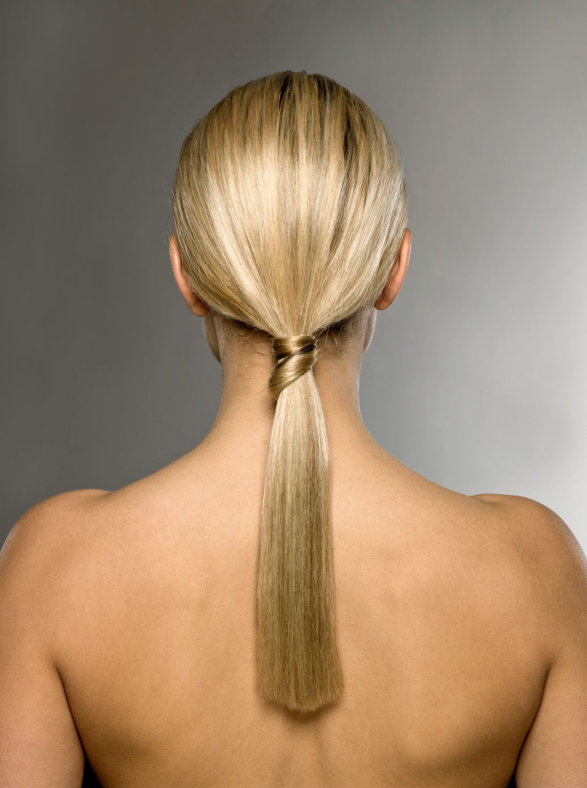 κοτσίδα με ξανθιά μαλλιά