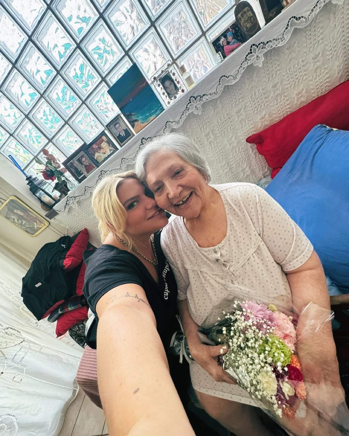 Η Δανάη Μπάρκα με την γιαγιά της
