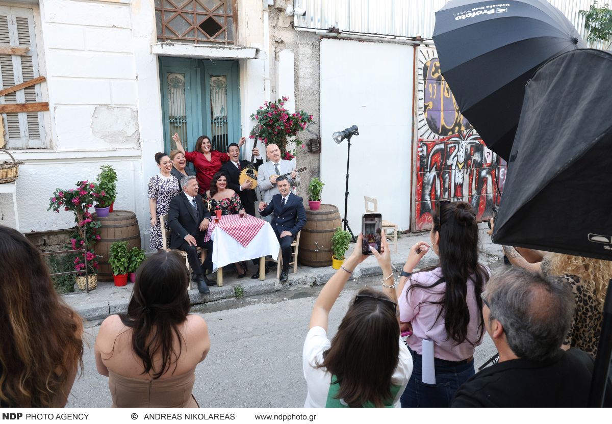 Οι ηθοποιοί της παράστασης Μάλιστα, κύριε Ζαμπέτα