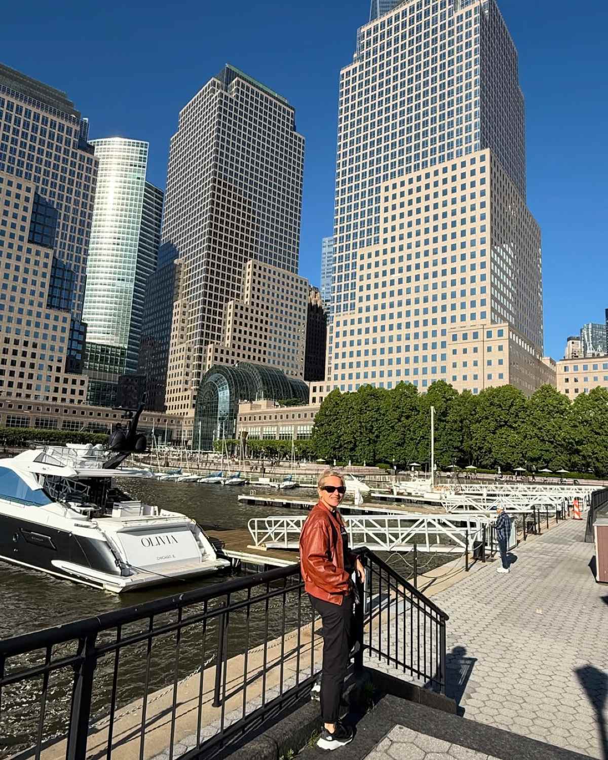 Η Η Μαρία Μπεκατώρου στη Νέα Υόρκη μπροστά από ουρανοξύστες