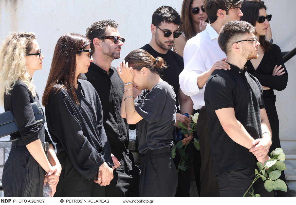 Η Αντιγόνη Νεοφύτου κλαίει στην κηδεία του Νίκου Γλανού