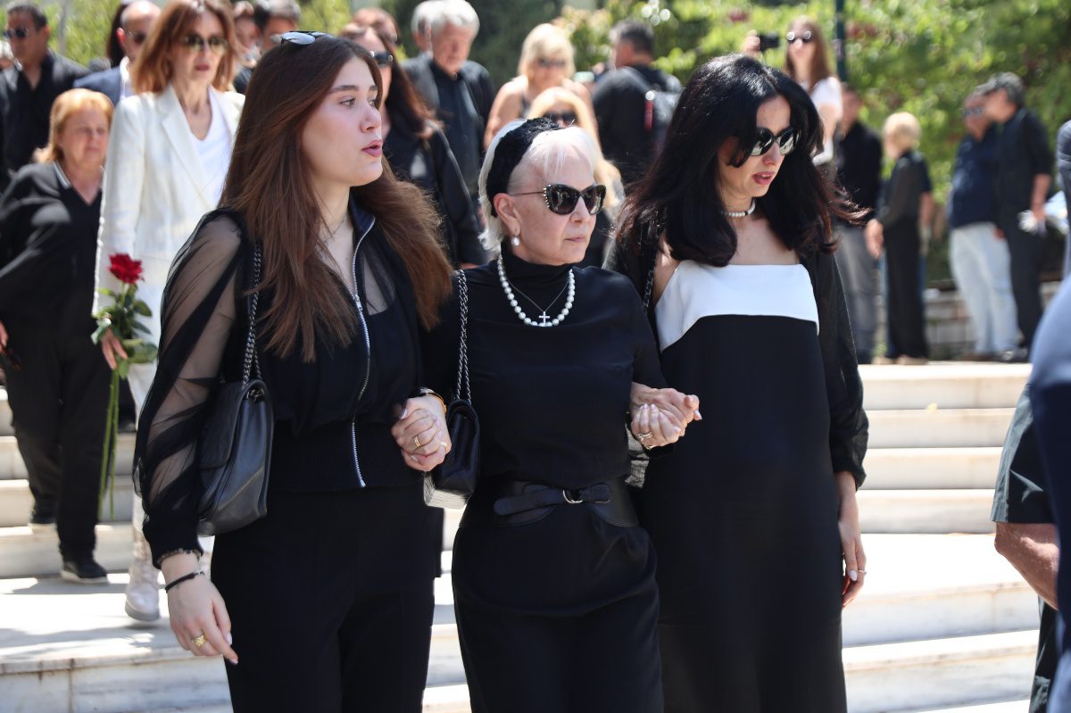 Η Νίκη και η Ελένη Σούρα χέρι χέρι με την Έλενα Σαγανά στην κηδεία του Νίκου Γαλανού